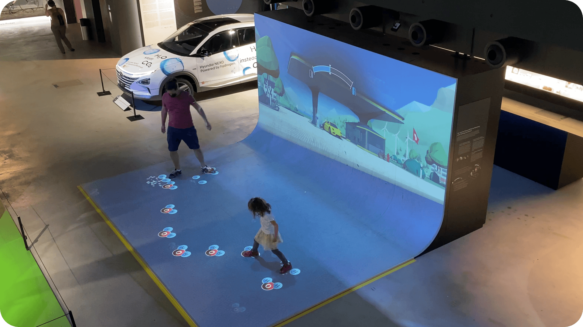 Aufwändige Hohlkehlenkonstruktion macht die Sonderausstellung zu einem 6 Meter breiten, 3 Meter hohen Screen mit interaktivem Boden