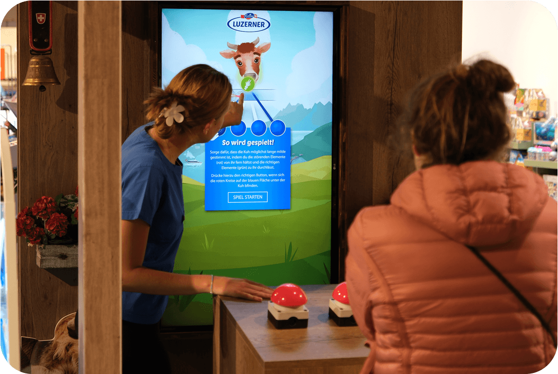 Hochformat-Game eingebettet in ein Holz-Chalet für Retail-Promos am POS