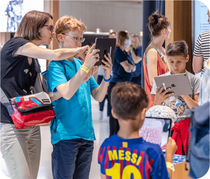 begeisterte Schüler:innen lernen individuell mit AR-Interaktionen